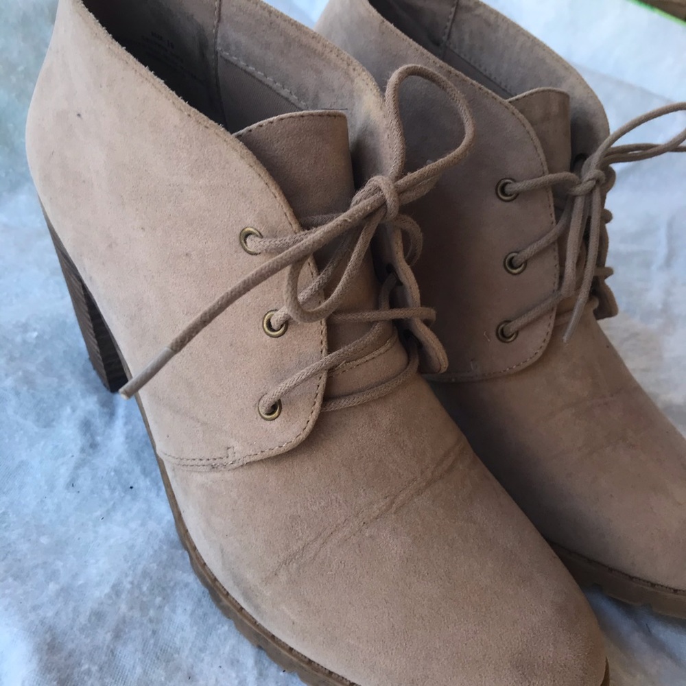 Restricted lace-up heeled bootie